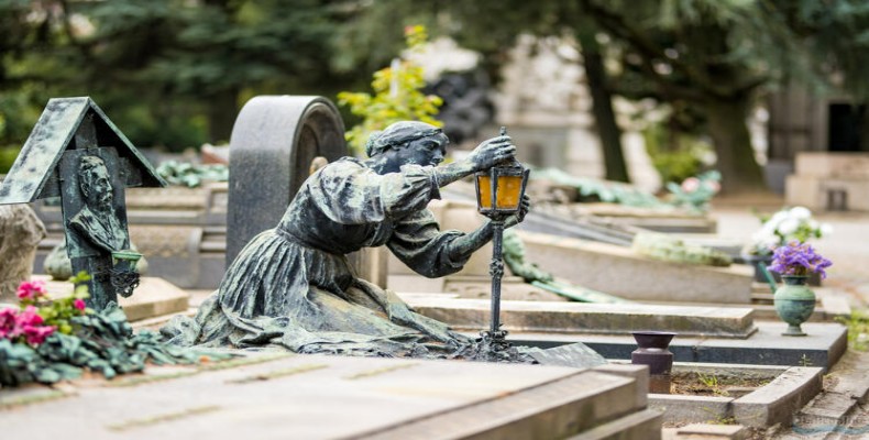 مجسمه تاریخی در گورستان یادبود میلان Cimitero Monumentale