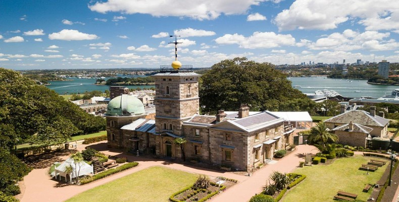 نمای ساختمان تاریخی رصدخانه سیدنی Sydney Observatory مشرف به بندر