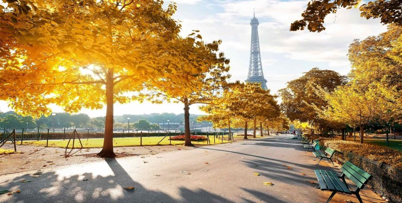 فضای پارکهای پاریس در مهر ماه با برگهای زرد پاییزی و نمای برج ایفل